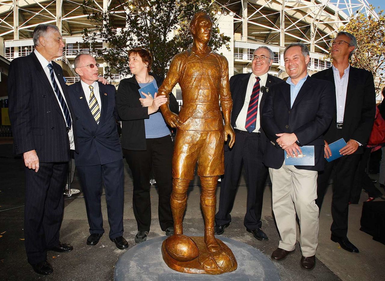 Basil Sellers, Dally Messenger III, sculptor Cathy Weiszmann, SCG Trust chairman Rodney Cavalier, NSW Premier Morris Iemma and NRL CEO David Gallop stand next to a statue of Dally Messenger, Sydney Football Stadium, Sydney, March 29, 2008

