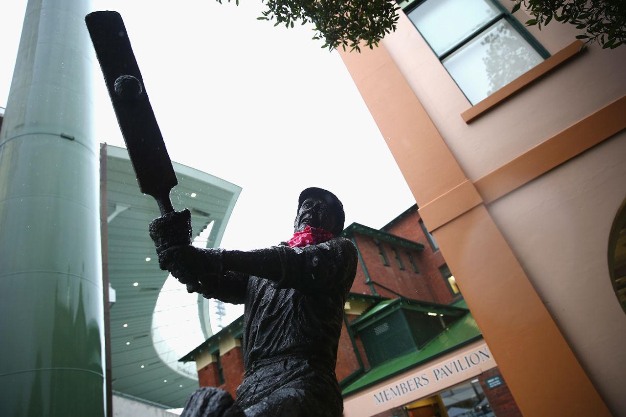 Rain falls on the statue of Stan McCabe, Australia v West Indies, third Test, day four, Sydney, January 6, 2016

