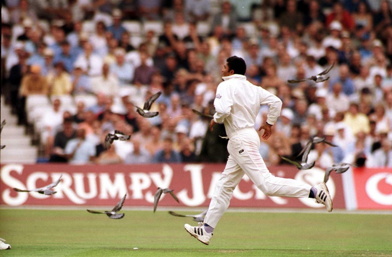 England set debutant Jimmy Ormond among the pigeons, England v Australia, 5th Test, The Oval, 1st day, August 23, 2001