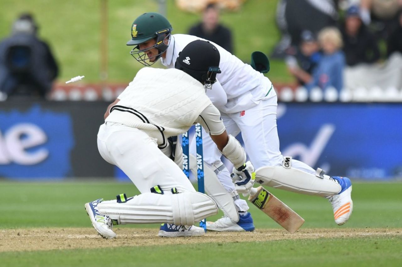 Quinton de Kock completes the stumping of Jeet Raval, New Zealand v South Africa, 2nd Test, Wellington, 3rd day, March 18, 2017