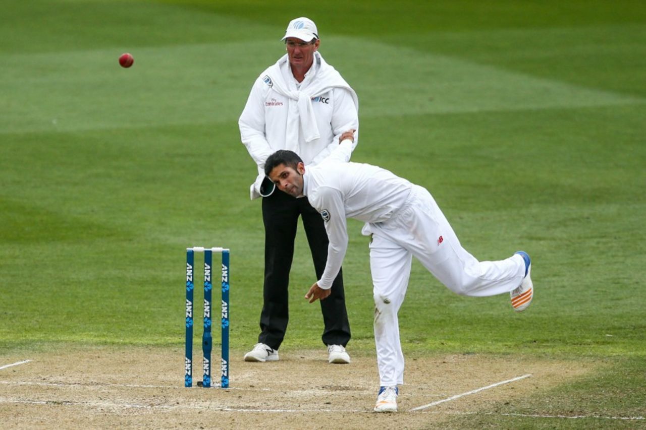Keshav Maharaj in his delivery stride, New Zealand v South Africa, 2nd Test, Wellington, 3rd day, March 18, 2017