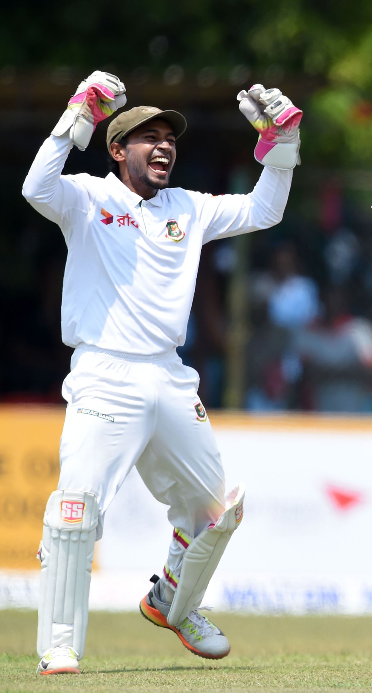 Mushfiqur Rahim rejoices after taking a catch, Sri Lanka v Bangladesh, 2nd Test, Colombo, 4th day, March 18, 2017