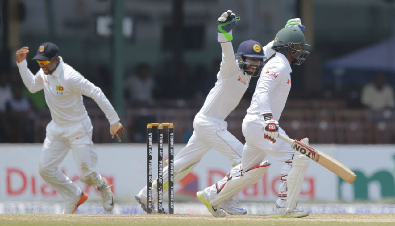Asela Gunaratne held on to a sharp catch at slip off Imrul Kayes, Sri Lanka v Bangladesh, 2nd Test, Colombo, 5th day, March 19, 2017
