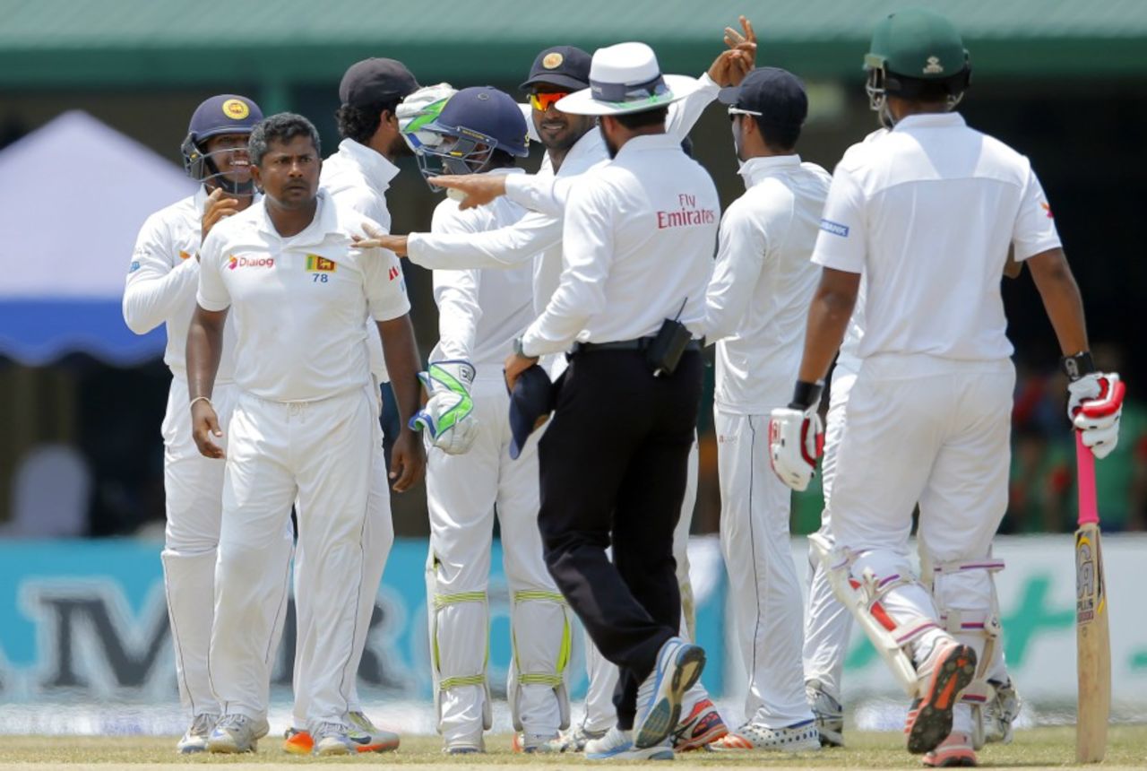 Aleem Dar asks Rangana Herath to get some Sri Lankan players off the pitch, Sri Lanka v Bangladesh, 2nd Test, Colombo, 5th day, March 19, 2017