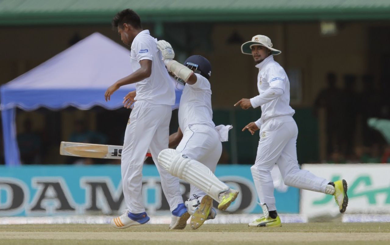 Dilruwan Perera collides with Mustafizur Rahman while running between the wickets, Sri Lanka v Bangladesh, 2nd Test, P Sara Oval, Colombo, 5th day, March 19, 2017