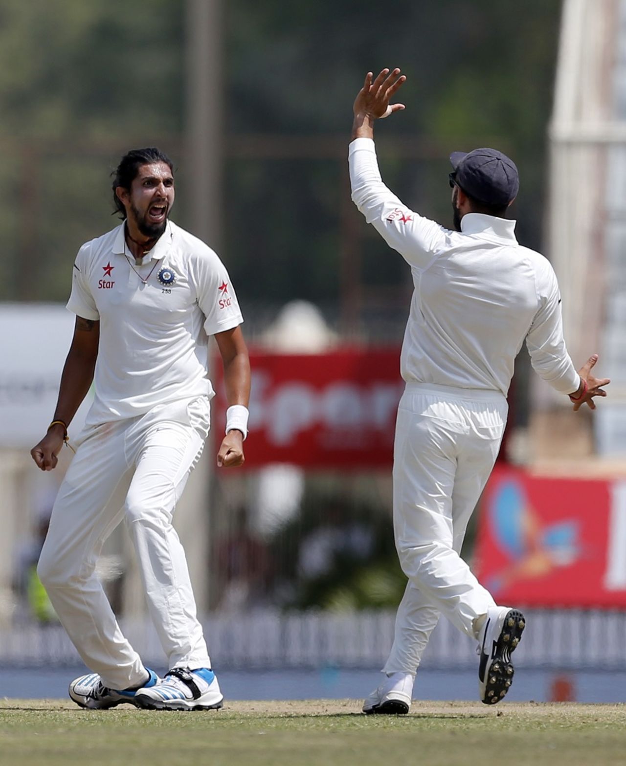 Ishant Sharma and Virat Kohli celebrate the day's first breakthrough, India v Australia, 3rd Test, Ranchi, 5th day, March 20, 2017