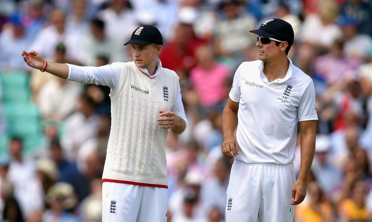 Joe Root and Alastair Cook have a discussion on the field, England v Australia, 5th Test, The Oval, 2nd day, August 21, 2015