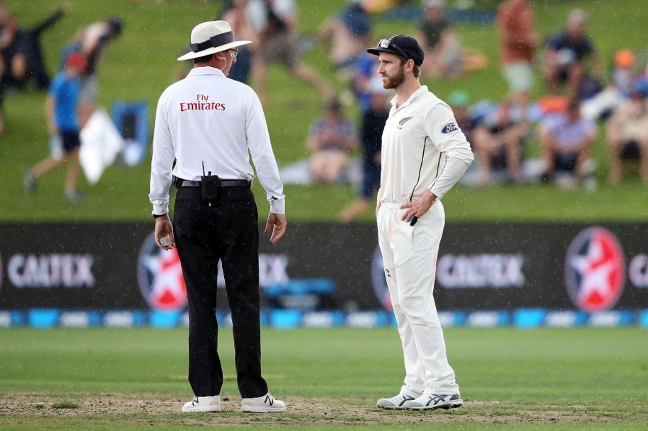 Kane Williamson did not have a good time with DRS, New Zealand v South Africa, 3rd Test, Hamilton, 1st day, March 25, 2017