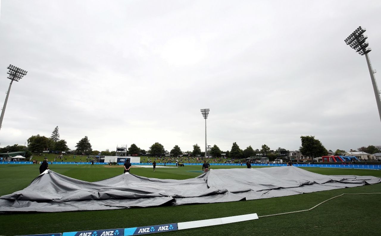 The groundstaff drag the covers onto the outfield, New Zealand v South Africa, 3rd Test, Hamilton, 1st day, March 25, 2017