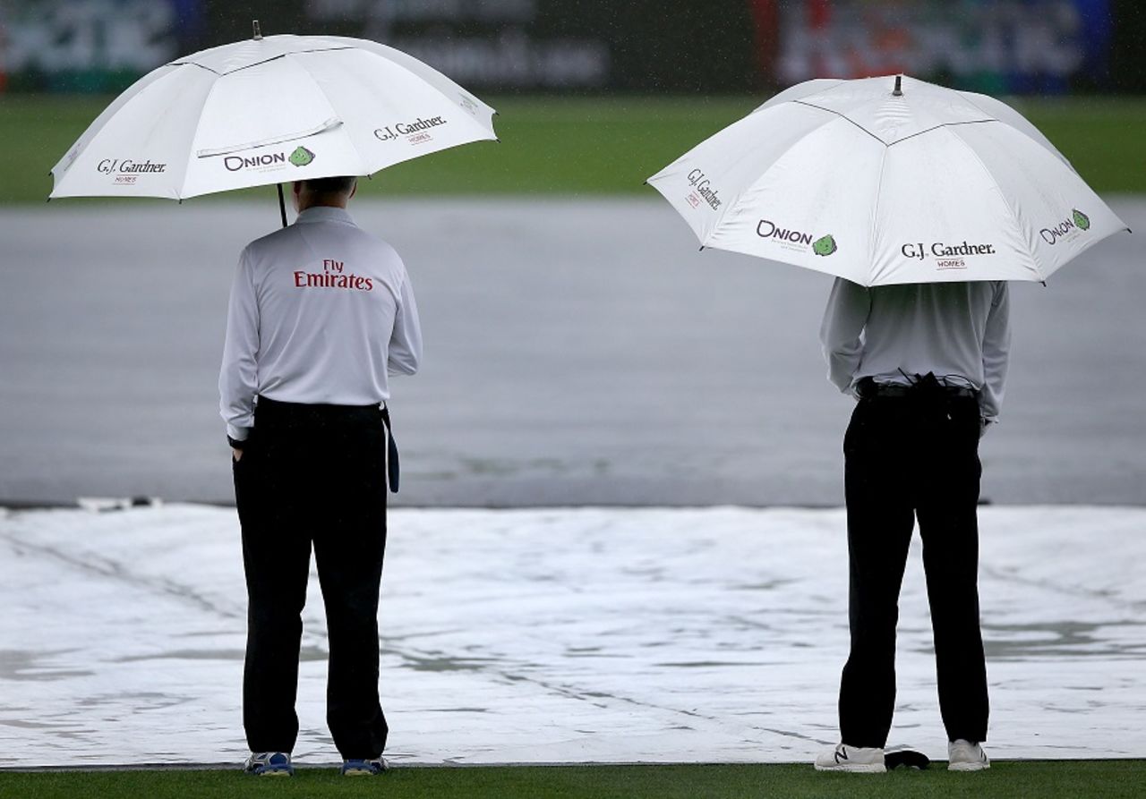 The umpires take shelter on a rainy day, New Zealand v South Africa, 3rd Test, Hamilton, 1st day, March 25, 2017