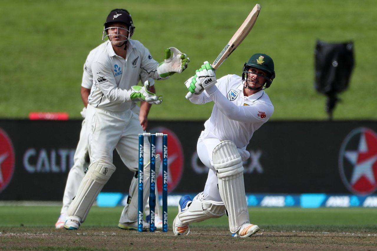 Quinton de Kock slog sweeps powerfully, New Zealand v South Africa, 3rd Test, Hamilton, 2nd day, March 26, 2017