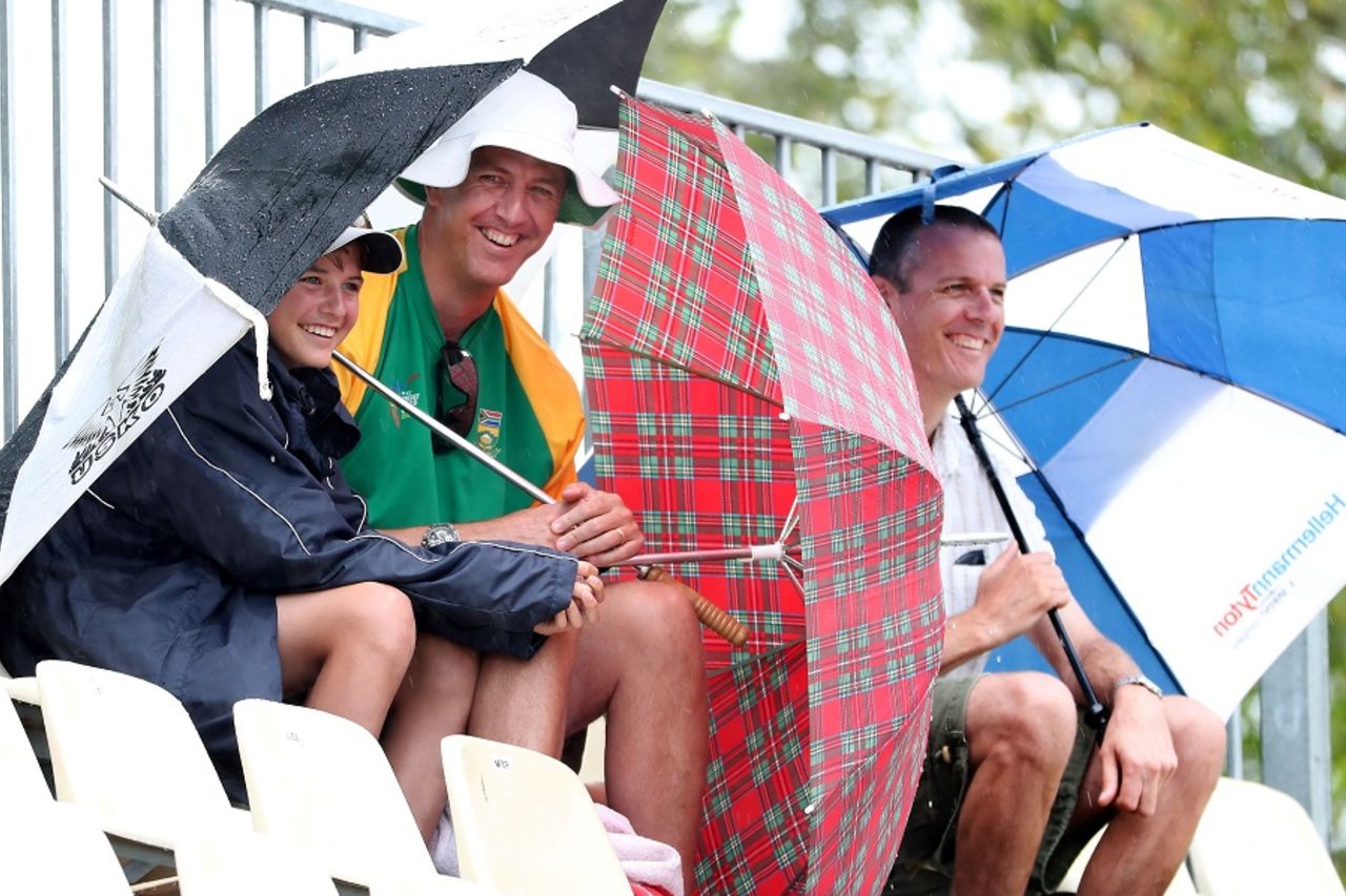 The fans came prepared for a stop-start day, New Zealand v South Africa, 3rd Test, Hamilton, 2nd day, March 26, 2017