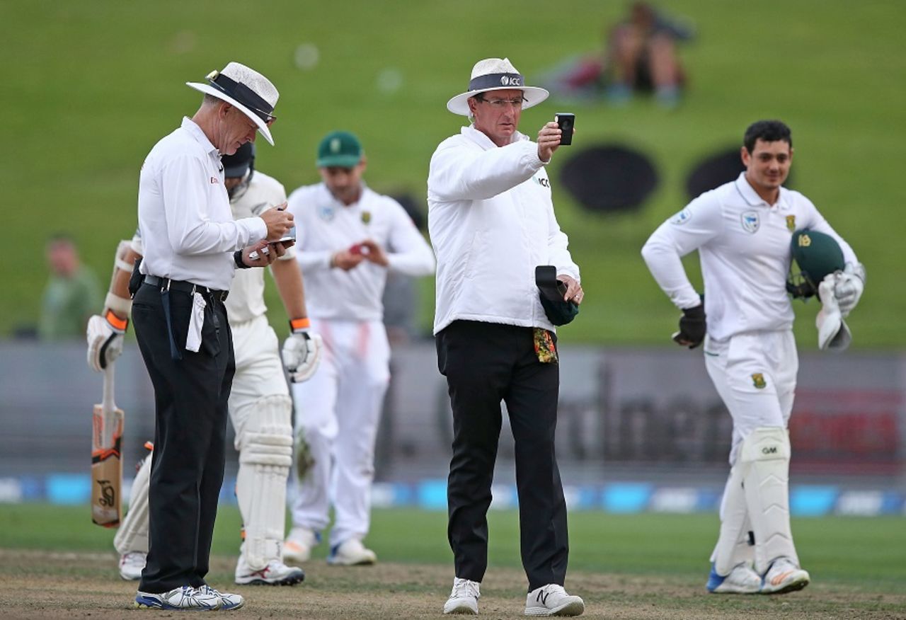 Bruce Oxenford and Rod Tucker take a light reading, New Zealand v South Africa, 3rd Test, Hamilton, 2nd day, March 26, 2017