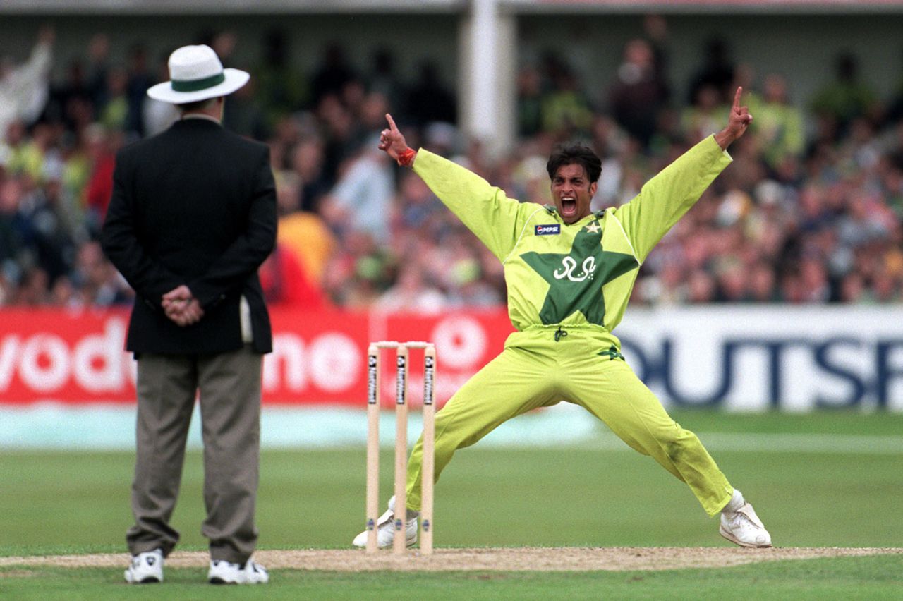 Shoaib Akhtar appeals, Australia v Pakistan, World Cup 1999, Leeds, May 23, 1999