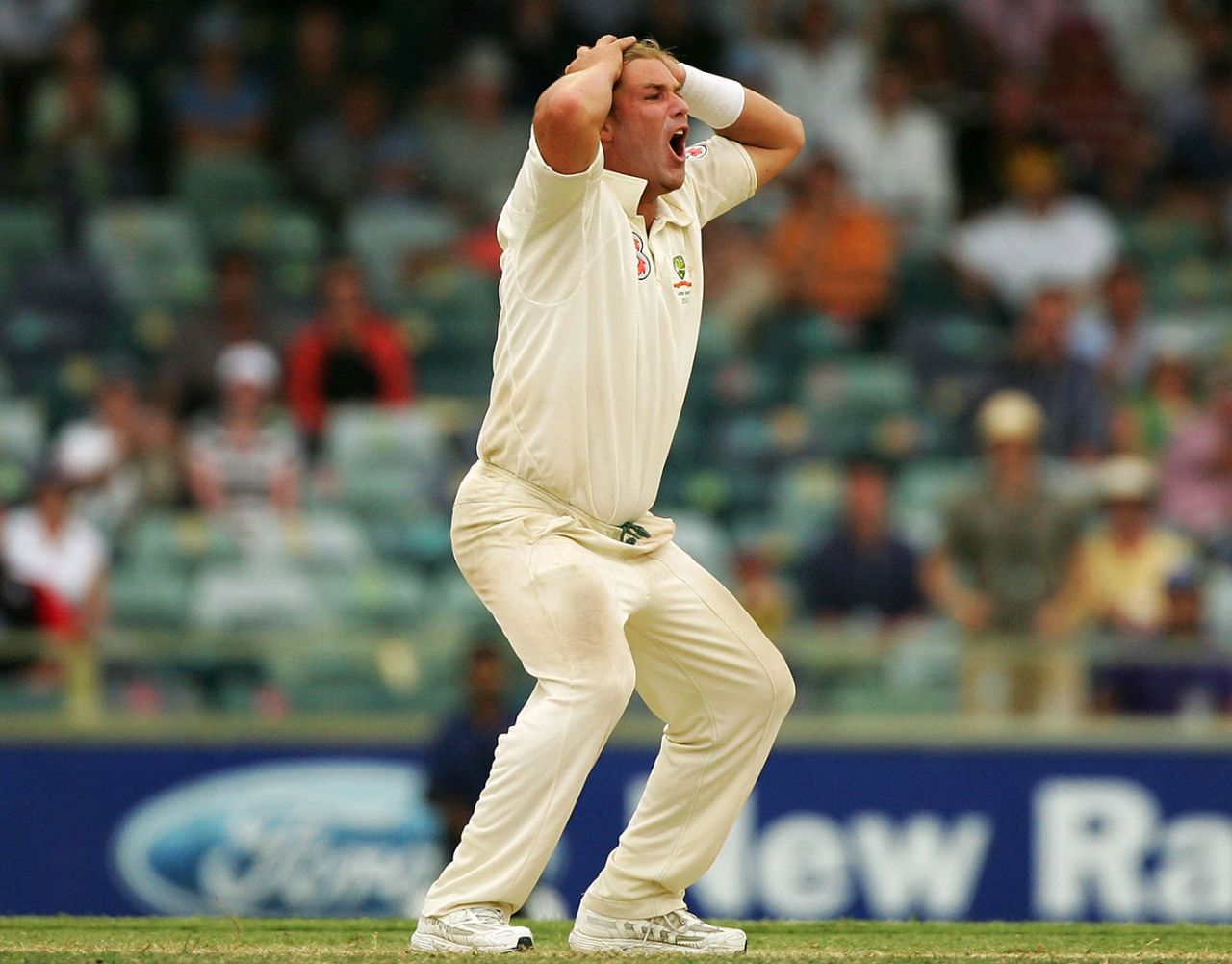 Shane Warne makes an unsuccessful appeal, Australia v England, 3rd Test, Perth, December 17, 2006