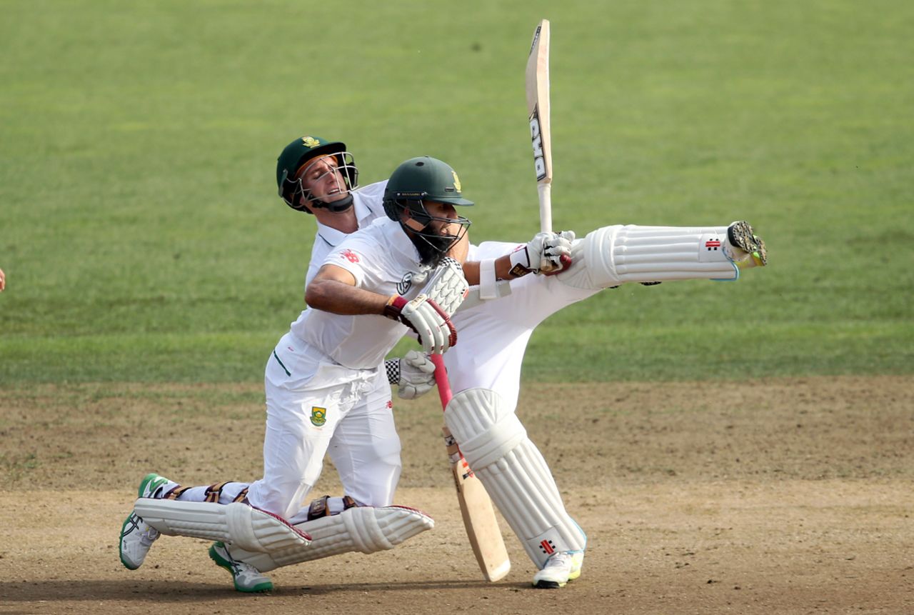 A mix-up between Hashim Amla and Theunis de Bruyn led to a collision and the latter's run out, New Zealand v South Africa, 3rd Test, Hamilton, 4th day, March 28, 2017