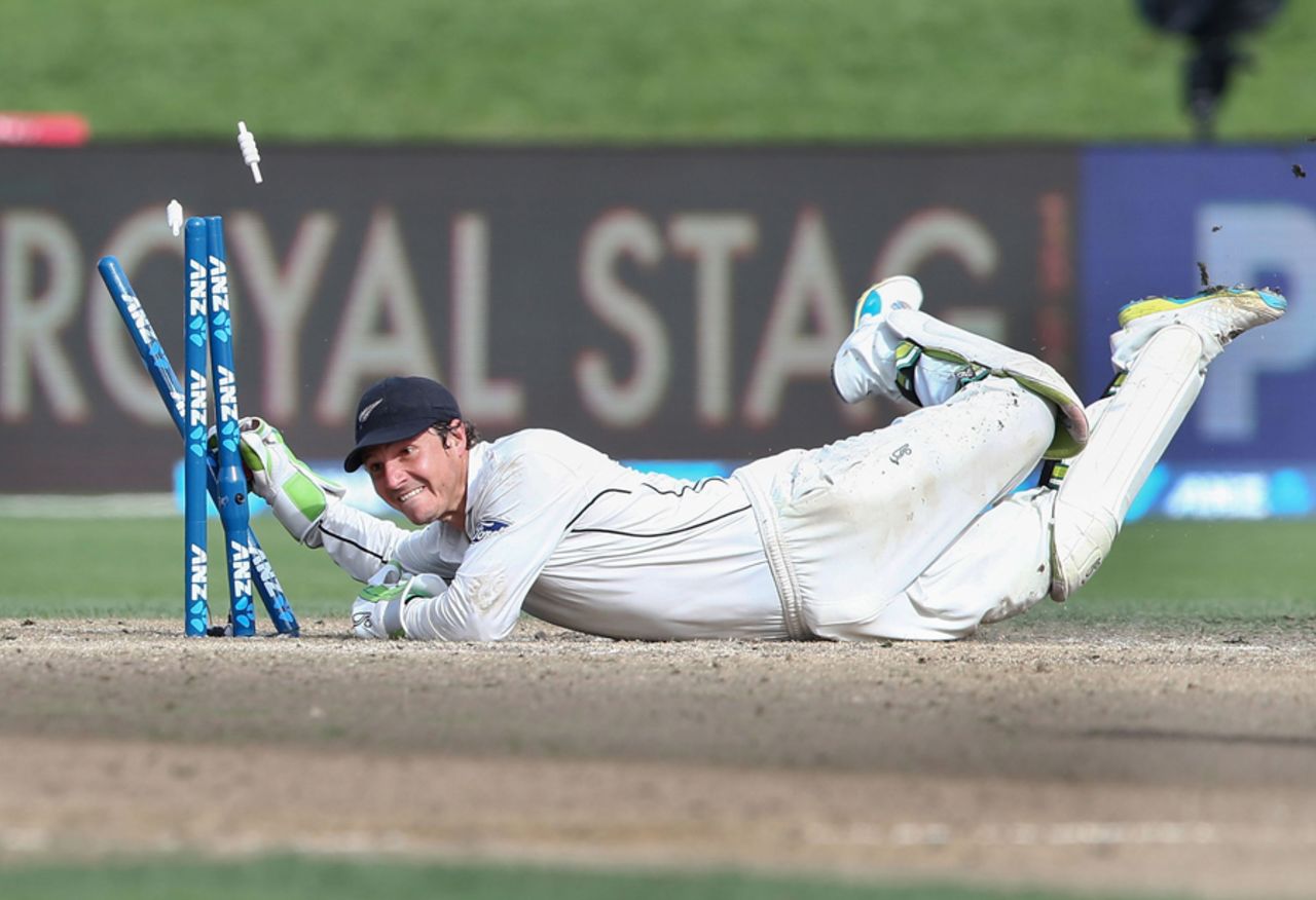 BJ Watling takes off the bails to remove Theunis de Bruyn, New Zealand v South Africa, 3rd Test, Hamilton, 4th day, March 28, 2017