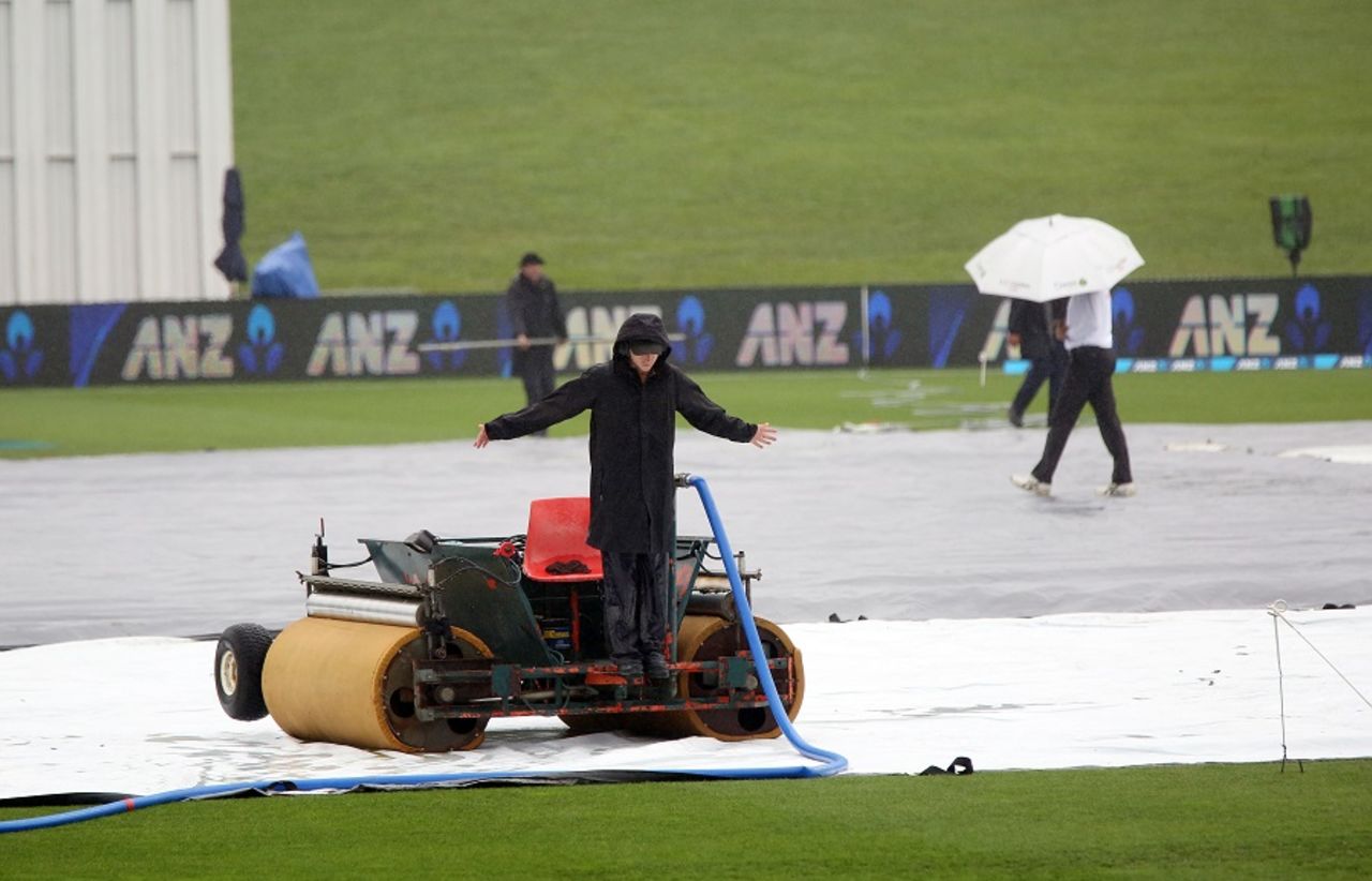 The groundstaff were kept busy on the final day, New Zealand v South Africa, 3rd Test, Hamilton, 5th day, March 29, 2017