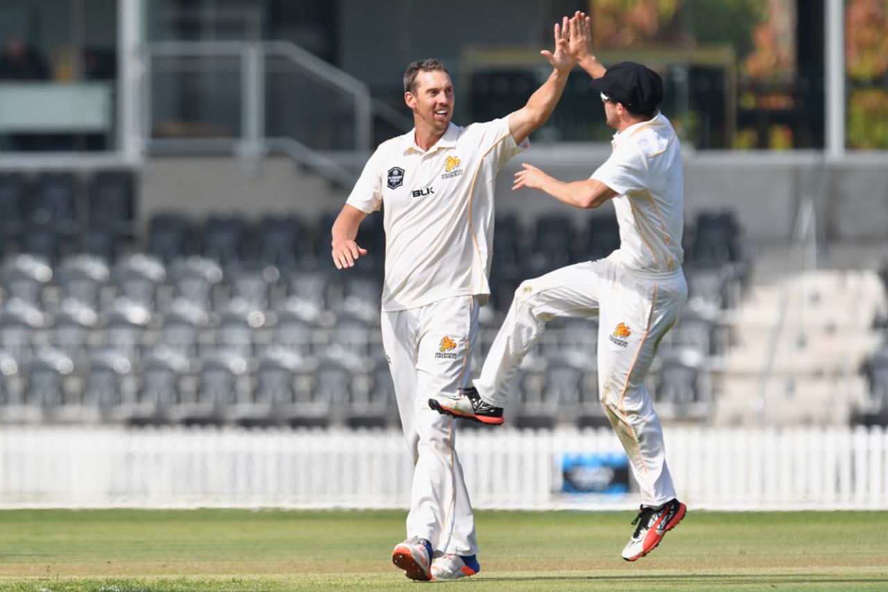 Brent Arnel receives a high-five from his team-mate, Canterbury v Wellington, Plunket Shield, 2nd day, Christchurch, March 30, 2017