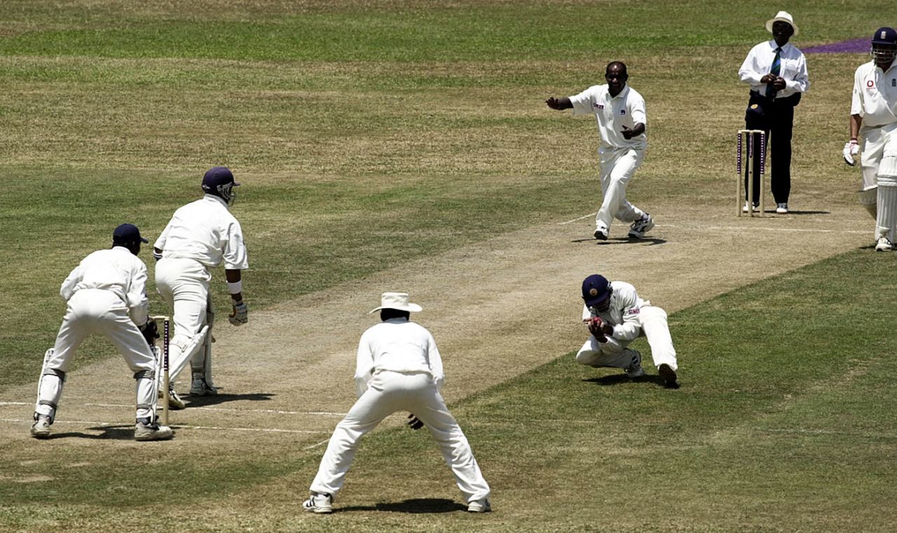 Tillakaratne Dilshan takes a catch off Sanath Jayasuriya's bowling to dismiss Alec Stewart for 54, Sri Lanka v England, 2nd Test, Kandy, 3rd day, March 9, 2001