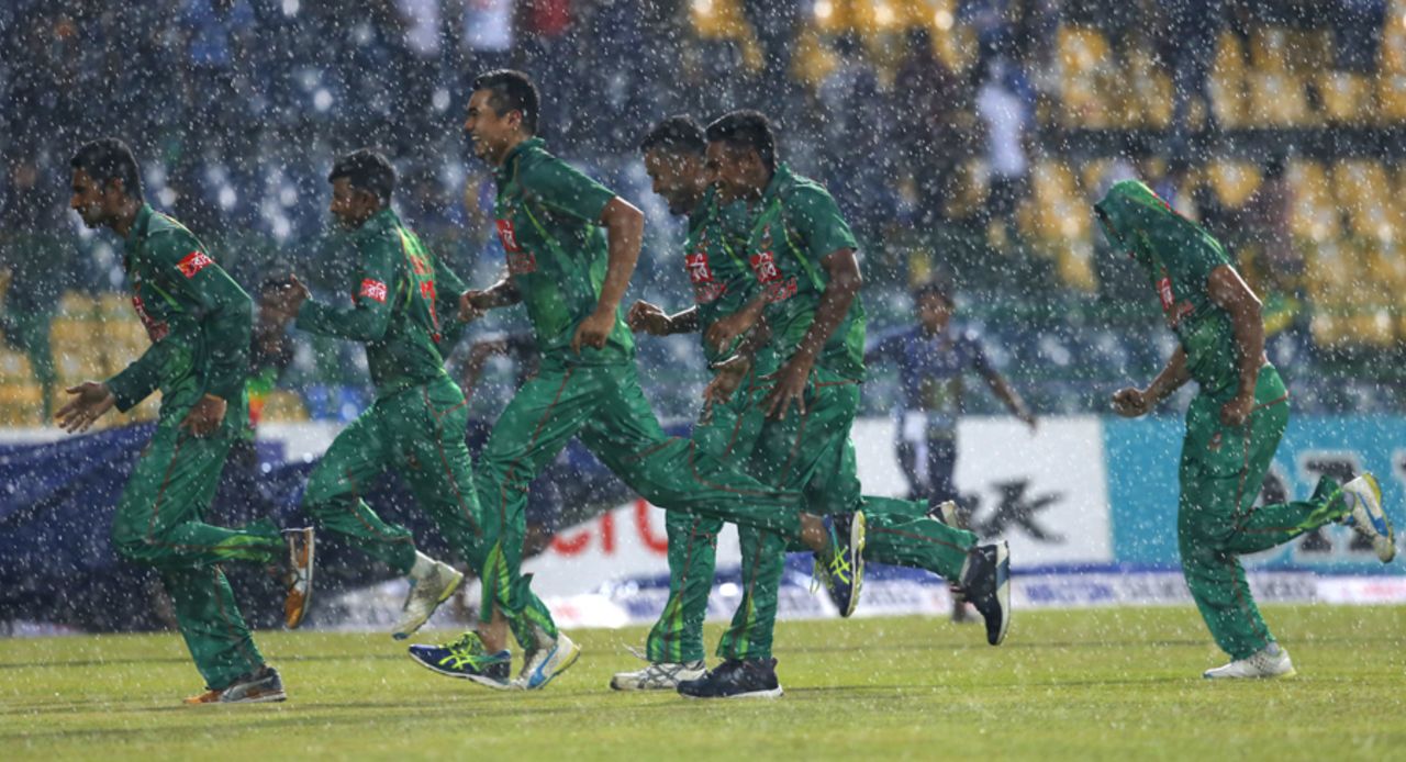 Bangladesh players run back to the pavilion, prompted by a sudden downpour, Sri Lanka v Bangladesh, 1st T20I, Colombo, April 4, 2017