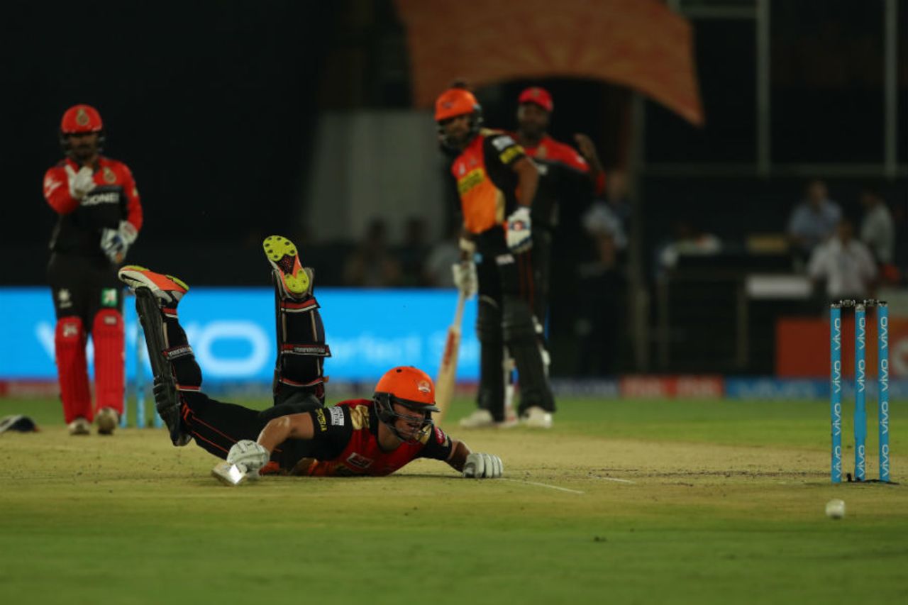 Moises Henriques scampers back after a mix-up with Shikhar Dhawan, Sunrisers Hyderabad v Royal Challengers Bangalore, IPL, Hyderabad, April 5, 2017 
