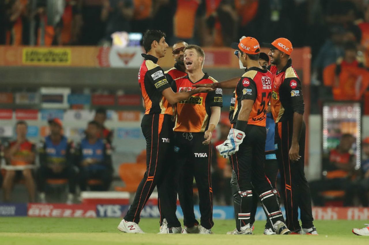 Ashish Nehra became the first left-arm bowler to take 100 IPL wickets, Sunrisers Hyderabad v Royal Challengers Bangalore, IPL, Hyderabad, April 5, 2017