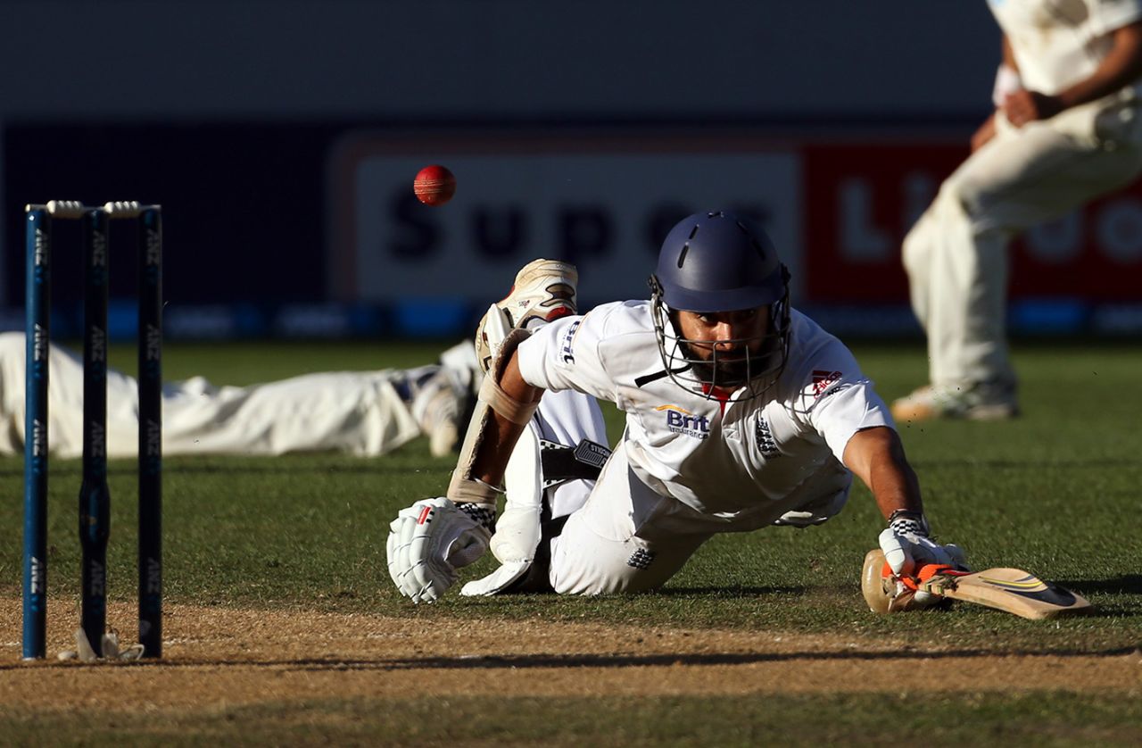 Monty Panesar dives into the crease, New Zealand v England, third Test, day five, Auckland,  March 26, 2013