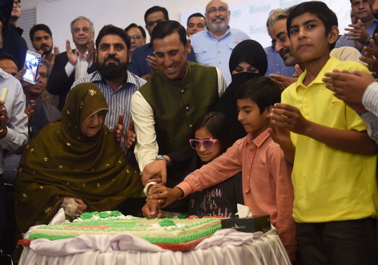 Younis Khan cuts a cake with his family at a press conference, following the announcement of his retirement from international cricket, Karachi, April 8, 2017
