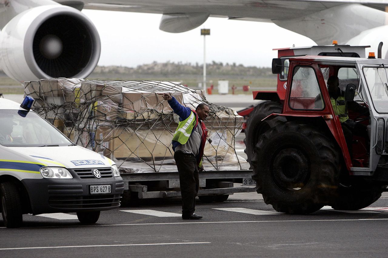 A wooden box containing the body of Bob Woolmer is offloaded from a South African Airways 747, Cape Town, April 29, 2007