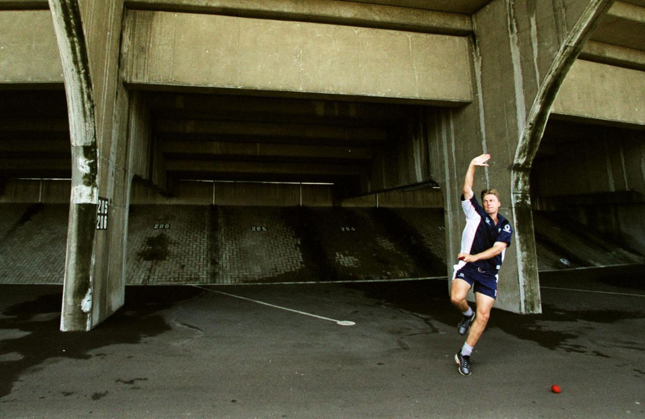 Alan Mullally bowls in the Kingsmead car park ahead of the match, South Africa v England, third Test, Durban, December 23, 1999