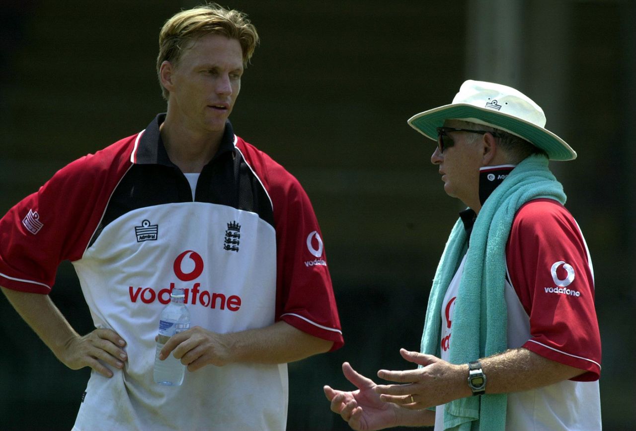 Alan Mullally talks to the coach, Duncan Fletcher, at a training session, Sri Lanka v England, Colombo, March 20, 2001