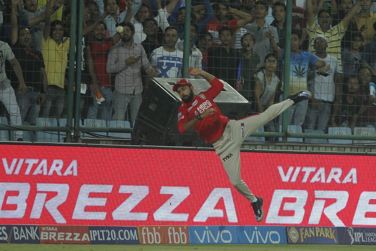 Manan Vohra tries to take a catch in front of the boundary, Delhi Daredevils v Kings XI Punjab, IPL 2017, Delhi, April 15, 2017