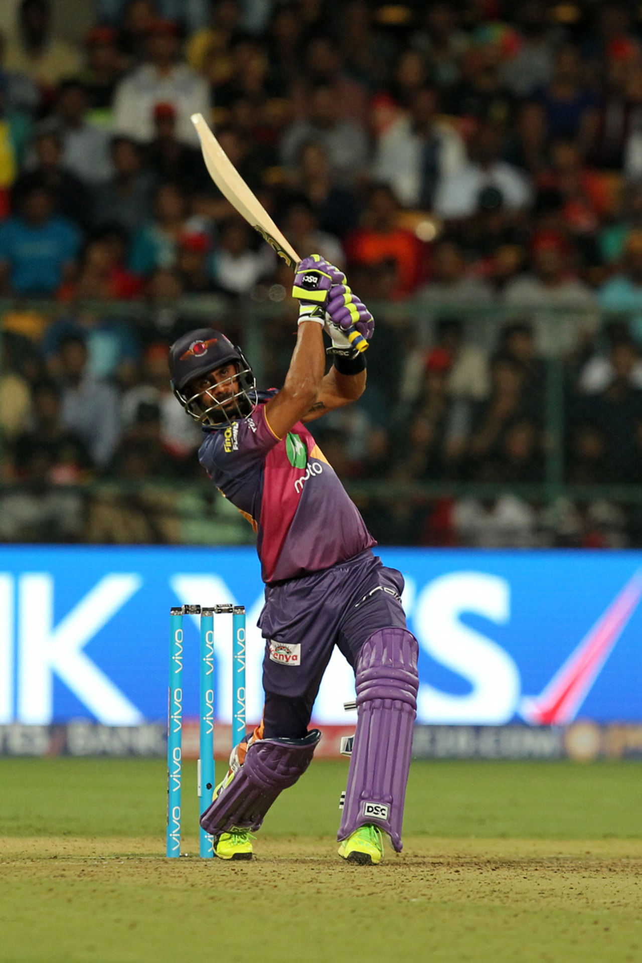 Manoj Tiwary holds the pose after hitting a straight six, Royal Challengers v Rising Pune, IPL 2017, Bengaluru, April 16, 2017