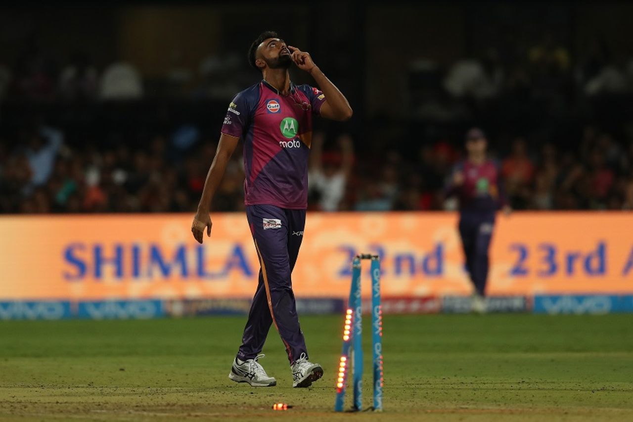 Jaydev Unadkat used changes in pace to take two wickets, Royal Challengers v Rising Pune, IPL 2017, Bengaluru, April 16, 2017