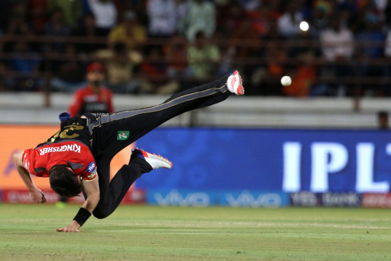 Adam Milne puts in an acrobatic effort while having a shy at the stumps, Royal Challengers Bangalore v Gujarat Lions, Rajkot, IPL 2017, April 18, 2017