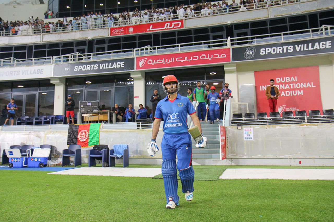 Nawroz Mangal is clapped onto the field by team-mates and fans as he walks out for his final innings, Afghanistan v Ireland, Desert T20, Final, Dubai, January 20, 2017