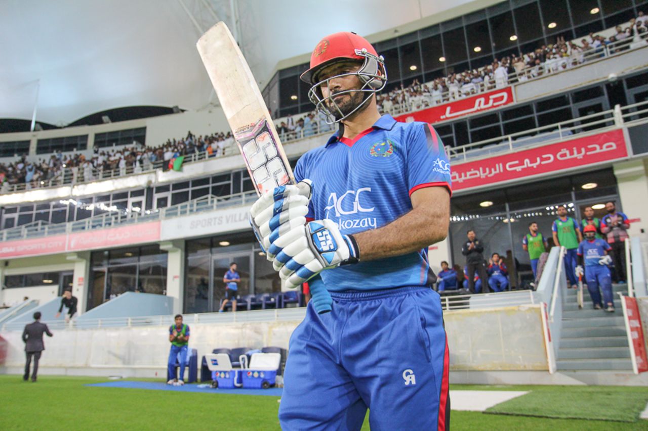 Nawroz Mangal walks out to bat for the last time, Afghanistan v Ireland, Desert T20, Final, Dubai, January 20, 2017