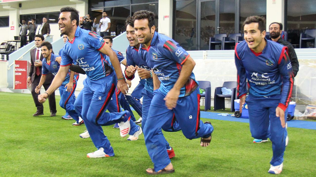 Afghanistan players sprint toward the middle after the winning runs, Afghanistan v Ireland, Desert T20, Final, Dubai, January 20, 2017