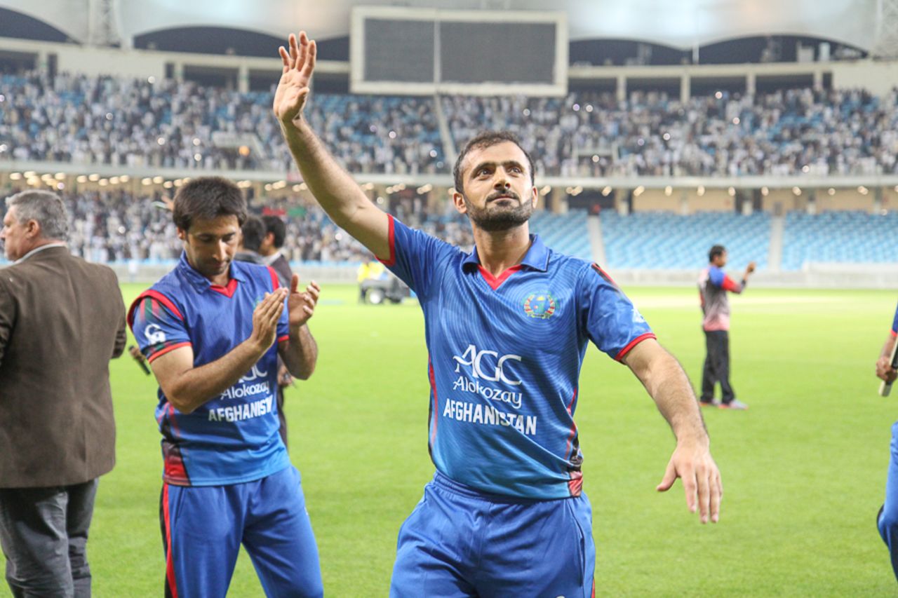 Nawroz Mangal waves goodbye to the fans for the last time, Afghanistan v Ireland, Desert T20, Final, Dubai, January 20, 2017