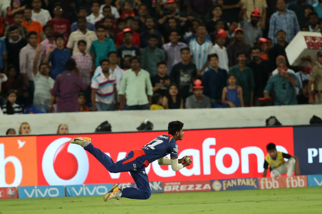 Shreyas Iyer held on to a difficult catch to dismiss Kane Williamson, Sunrisers Hyderabad v Delhi Daredevils, IPL 2017, Hyderabad, April 19, 2017