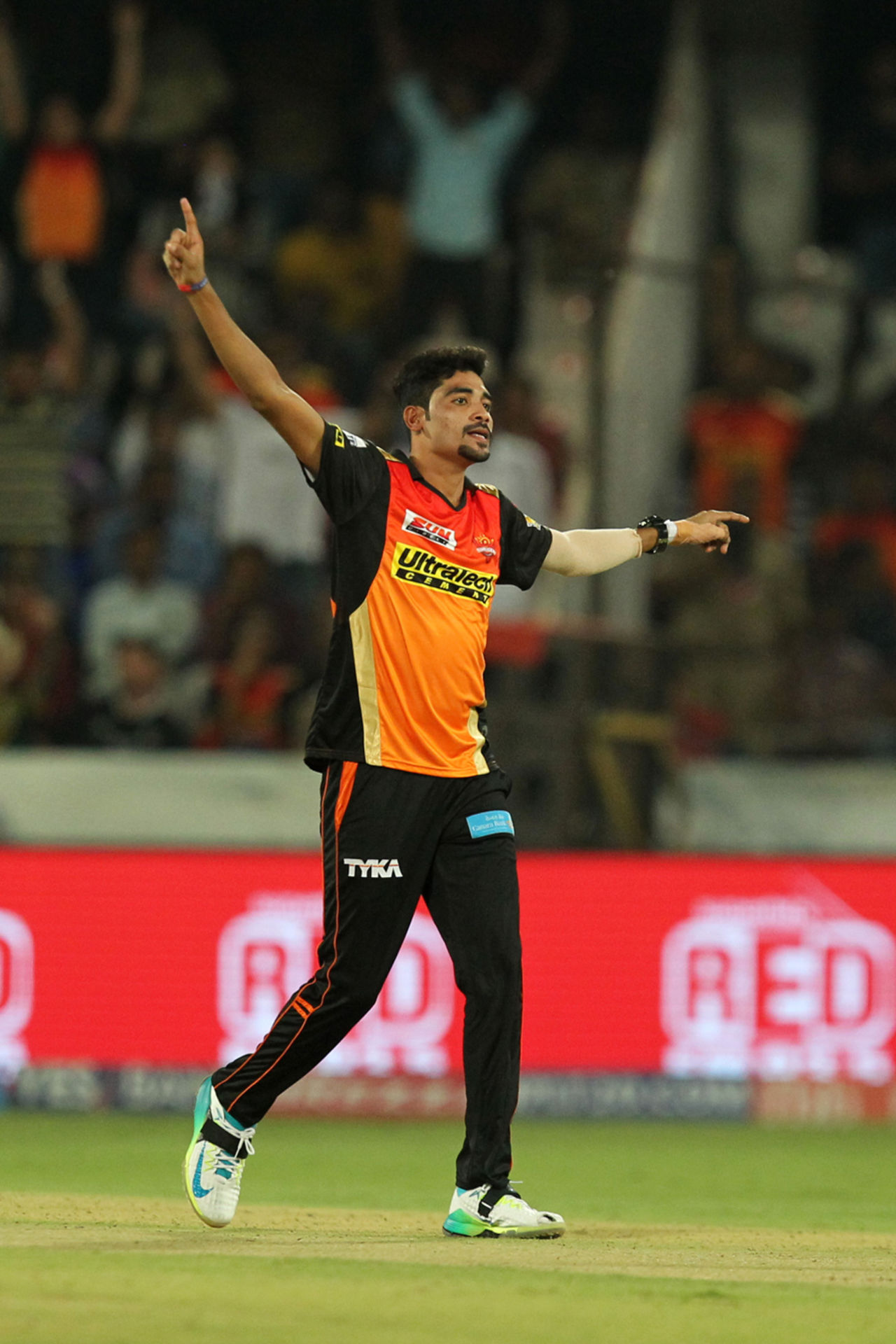 Mohammed Siraj celebrates his maiden IPL wicket, Sunrisers Hyderabad v Delhi Daredevils, IPL 2017, Hyderabad, April 19, 2017