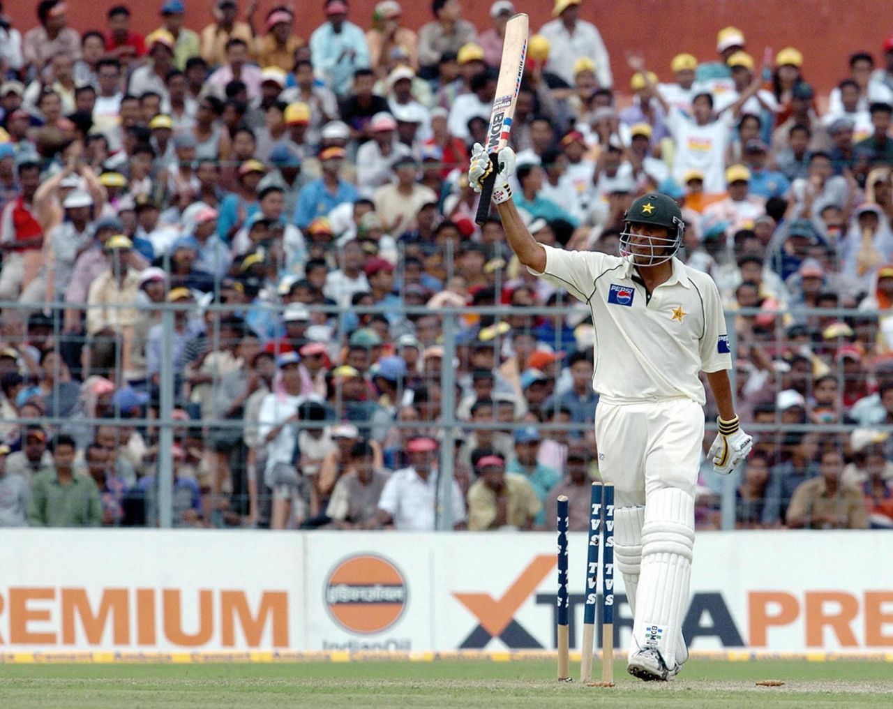 Younis Khan acknowledges the applause for his century, India v Pakistan, second Test, day two, Kolkata, March 17, 2005