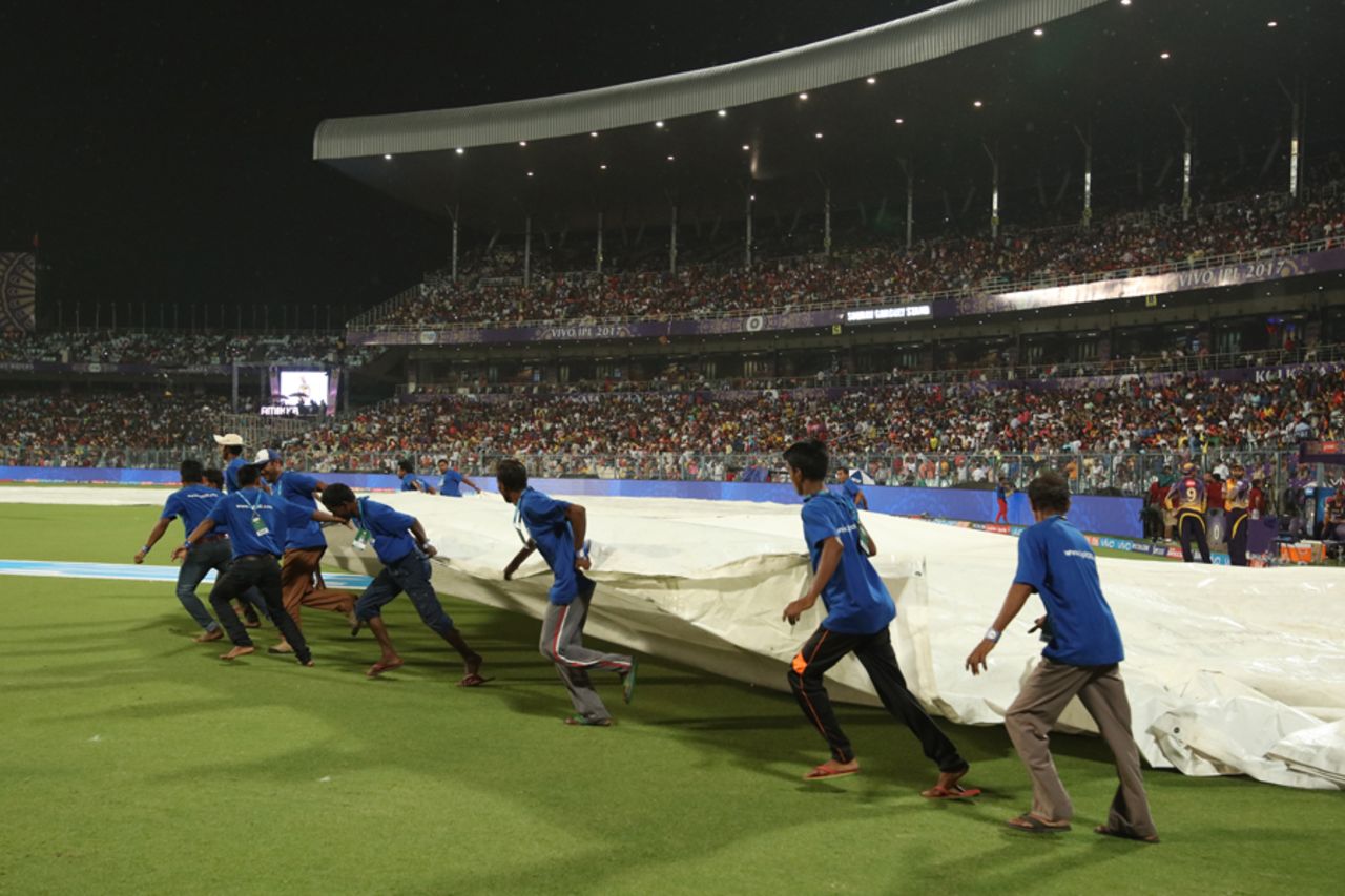 A sudden drizzle effected a break in play, Kolkata Knight Riders v Gujarat Lions, IPL 2017, Kolkata, April 21, 2017