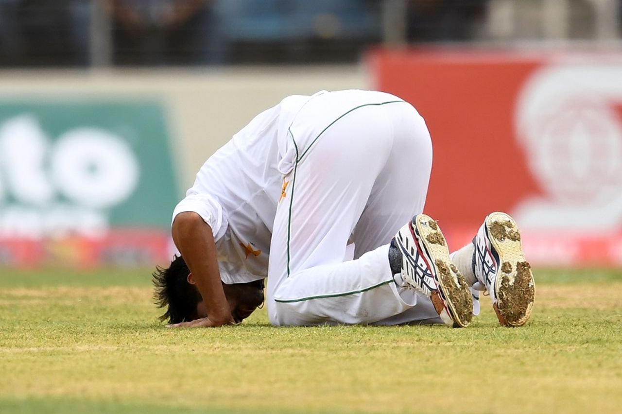 Mohammad Amir performs the sajdah after taking a five-wicket haul, West Indies v Pakistan, 1st Test, Jamaica, 2nd day, April 22, 2017