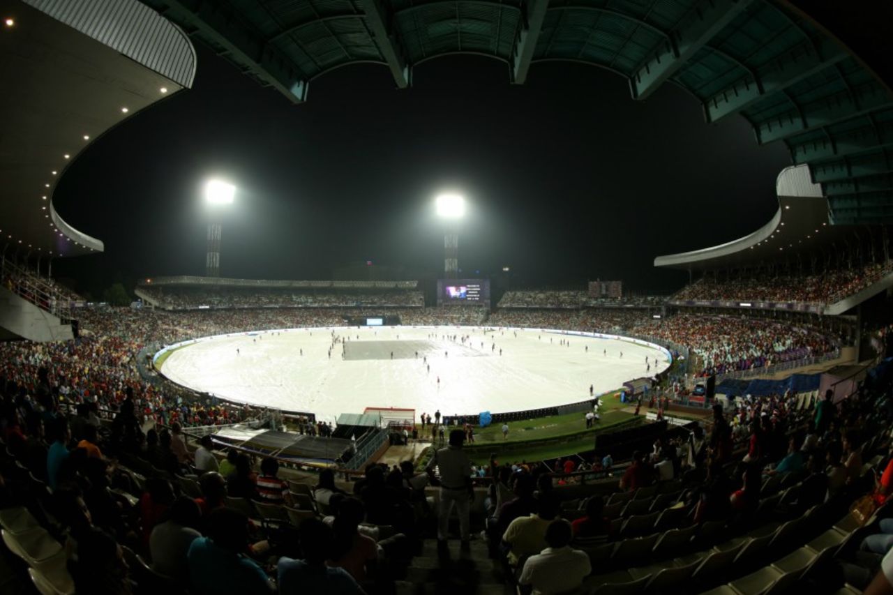 Light rain delayed the start of play by 30 minutes, Kolkata Knight Riders v Royal Challengers Bangalore, IPL 2017, Kolkata, April 23, 2017