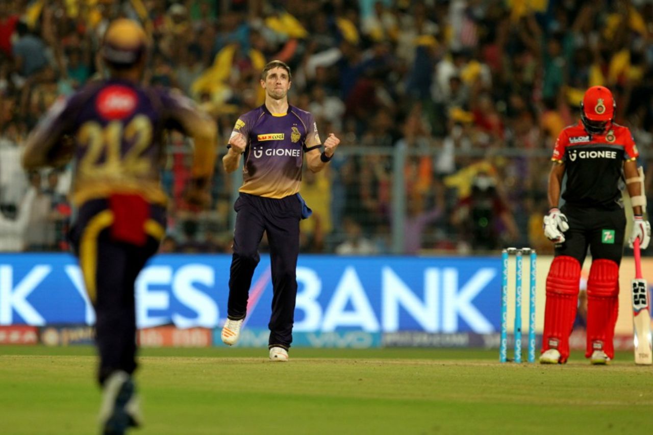Chris Woakes chipped in with three wickets in two overs, Kolkata Knight Riders v Royal Challengers Bangalore, IPL 2017, Kolkata, April 23, 2017