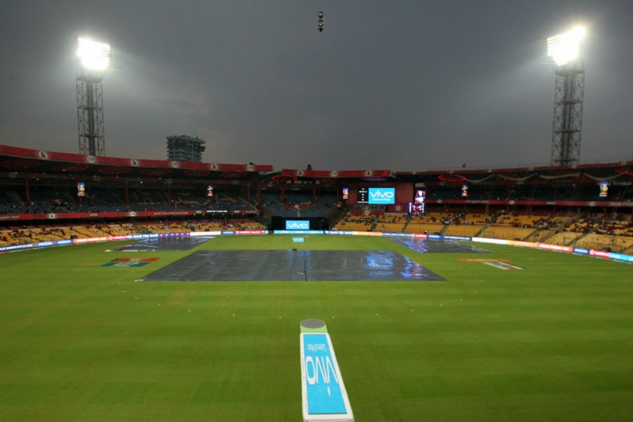 A steady drizzle delayed the toss in Bengaluru, Royal Challengers Bangalore v Sunrisers Hyderabad, IPL 2017, Bengaluru, April 25, 2017