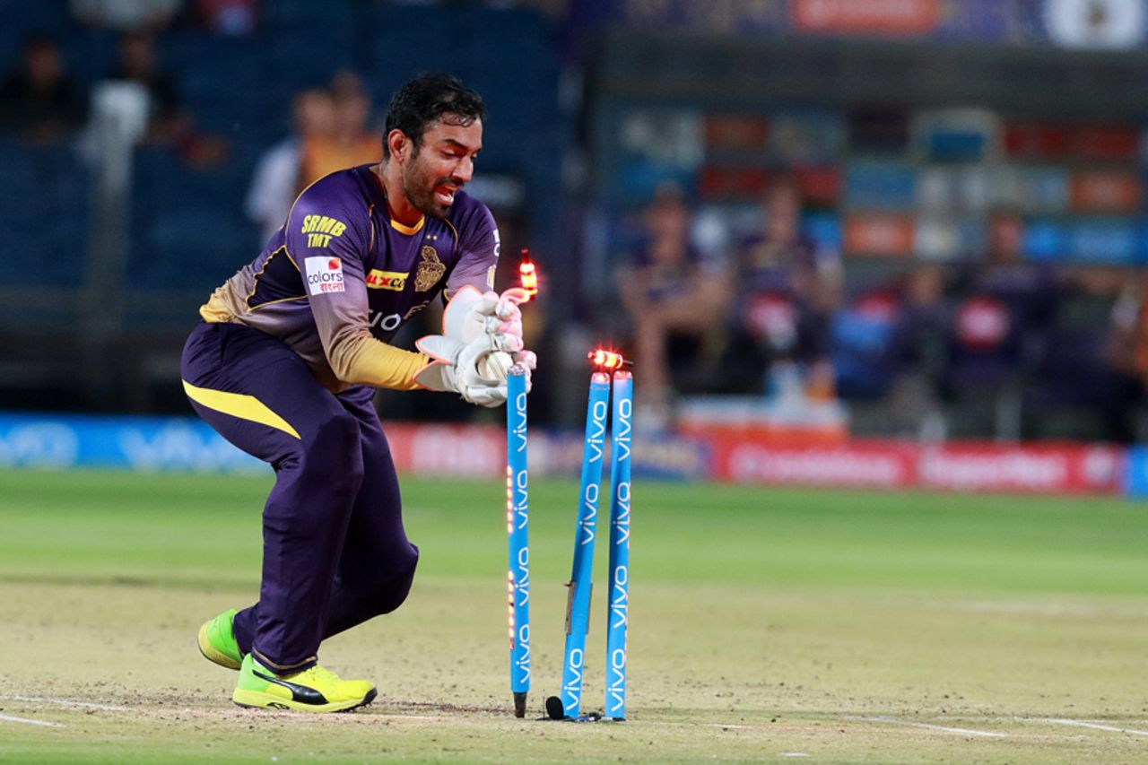 Robin Uthappa tries to effect a run-out, Kolkata Knight Riders v Rising Pune Supergiant, IPL 2017, Pune, April 26, 2017