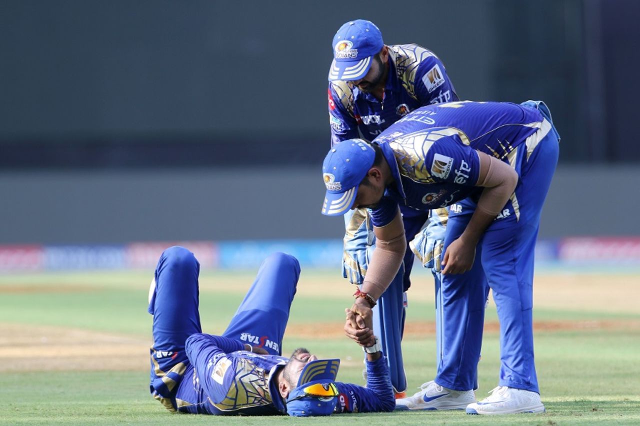 Krunal Pandya suffered a possible back injury while fielding, Mumbai Indians v Royal Challengers Bangalore, IPL 2017, Mumbai, May 1, 2017
